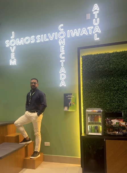 Adriano Umbelino no escritório da Silvio Iwata