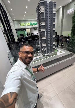 Adriano observando maquete de empreendimento